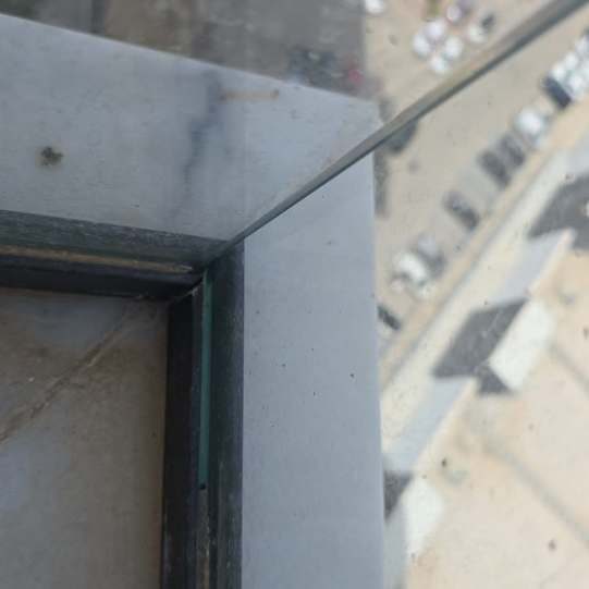 זכוכיות המעקה זזות בחופשיות במסילה הדבר מהווה סכנה לשבירה של האלמנט - מרפסת שמש