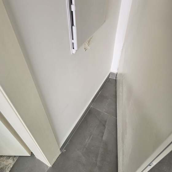 אי התקנה של מעצורי דלת עלול לפגוע בקיר/ריהוט ובידית/כנף הדלת - ממצא מתוך דוח הבדיקה