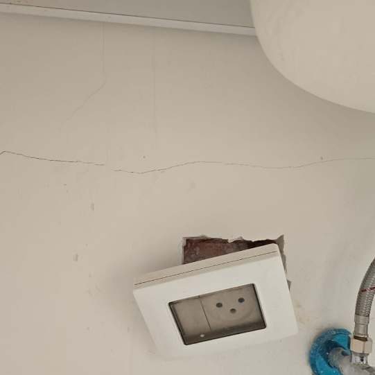 סדקים בקיר הבית: מתי זה מסוכן ומתי זה רק קוסמטי?